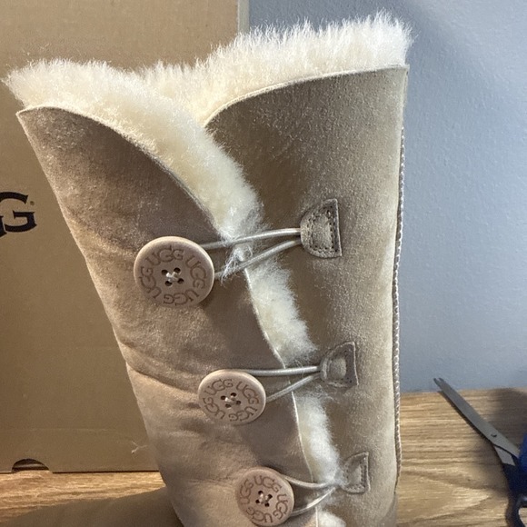 UGG W Bailey Button Triplet II Women's Boot, Size 8 Sand - Picture 6 of 13